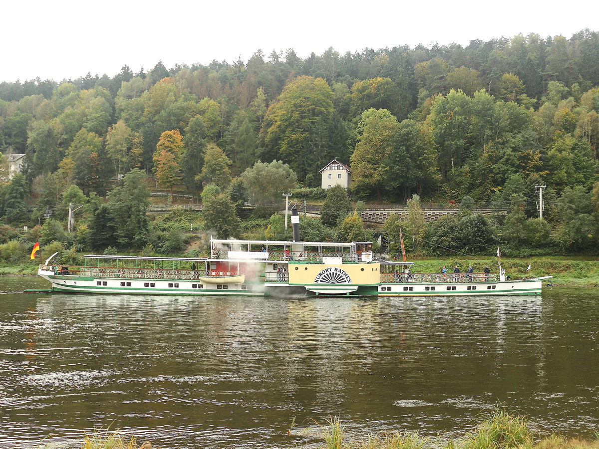 Personendampfer KurOrt Rathen fährt die Elbe bei Bad Schandau flußaufwärts am 16. Oktober 2021.