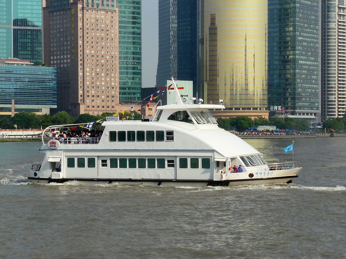 Personenfähre auf dem Huangpu Jiang in Shanghai, 3.10.2015 
Damit kann man günstig zwischen Pudong und dem Bund übersetzen.
