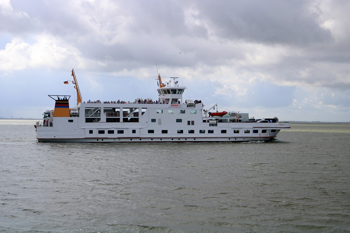 Personenfähre  Frisia I  (Bauj. 1970) der Reederei Norden-Frisia nach Norddeich vor dem Südstrand der Nordseeinsel Norderney. [28.7.2017 - 11:32 Uhr]