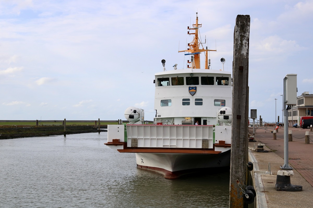 Personenfähre  Frisia IX  (Bauj. 1980) der Reederei Norden-Frisia, hauptsächlich eingesetzt zwischen Norddeich und Juist, liegt im Norddeicher Hafen. [27.7.2017 - 18:20 Uhr]