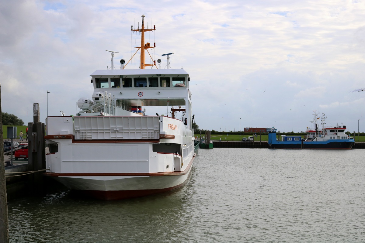 Personenfähre  Frisia VI  (Bauj. 1968) der Reederei Norden-Frisia liegt im Norddeicher Hafen. [27.7.2017 - 18:23 Uhr]