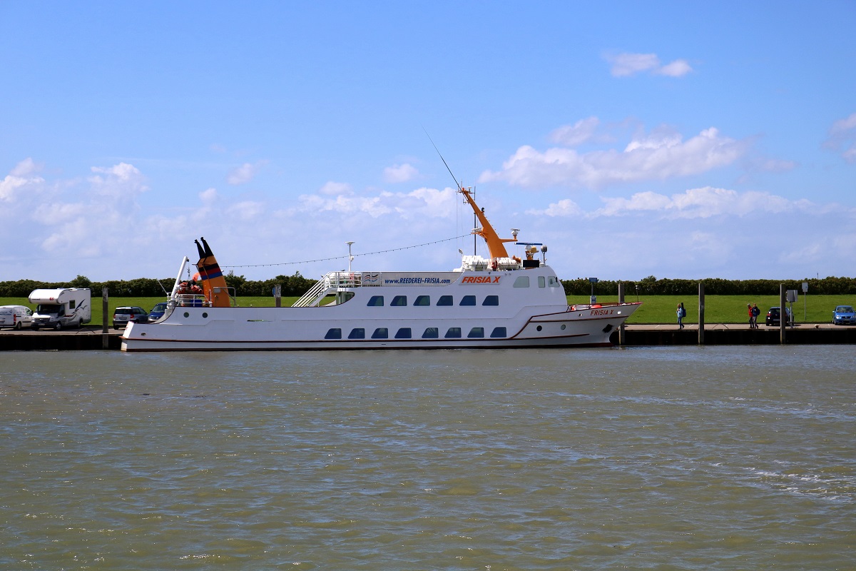 Personenfähre  Frisia X  (Bauj. 1972) der Reederei Norden-Frisia, hauptsächlich für Ausflugsfahrten eingesetzt, liegt im Norddeicher Hafen. [28.7.2017 - 14:37 Uhr]