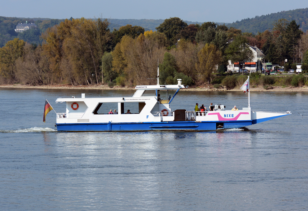 Personenfähre  Nixe  auf dem Rhein zwischen Remagen und Erpel - 01.10.2014