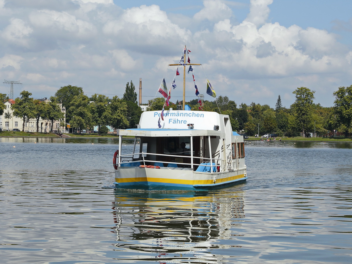 Personenfähre  Petermännchen  der NVS auf dem Pfaffenteich in Schwerin am 03. August 2019