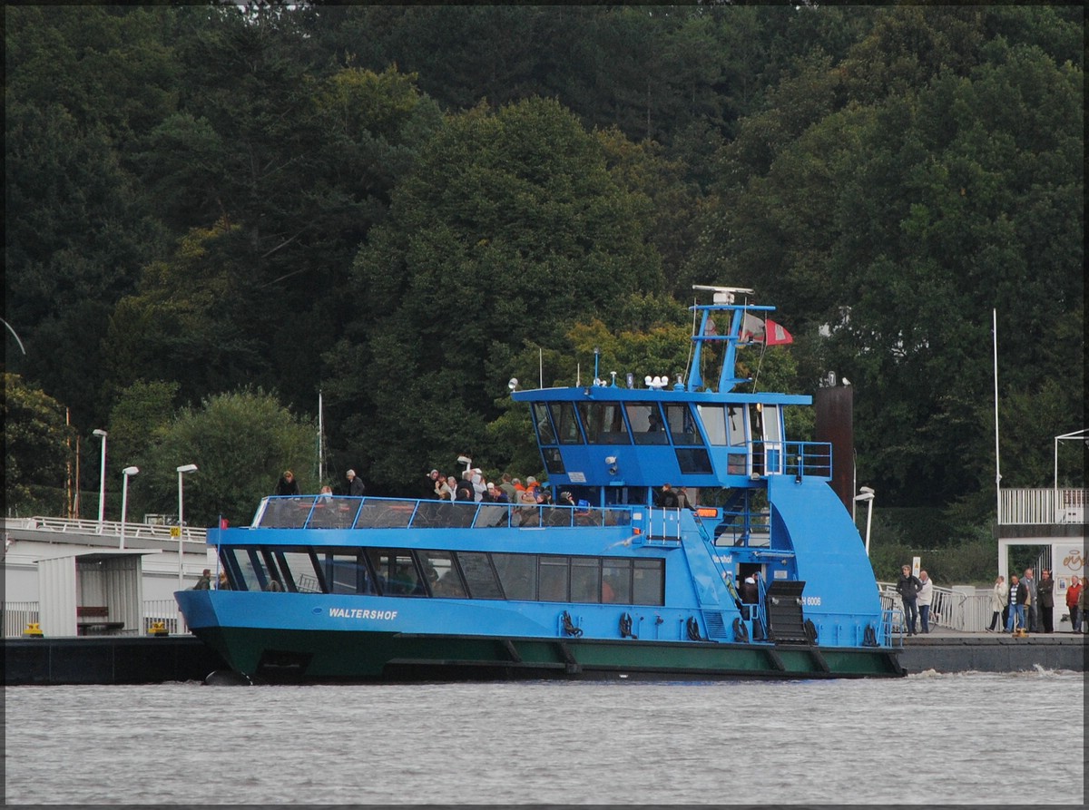 Personenfhre  Waltershof  an einer Anlegestelle auf der Elbe oberhalb der Landungsbrcken in Hamburg. Aufgenommen whrend der Schiffsfahrt von Blankenese zu den Landungsbrcken.  21.09.2013