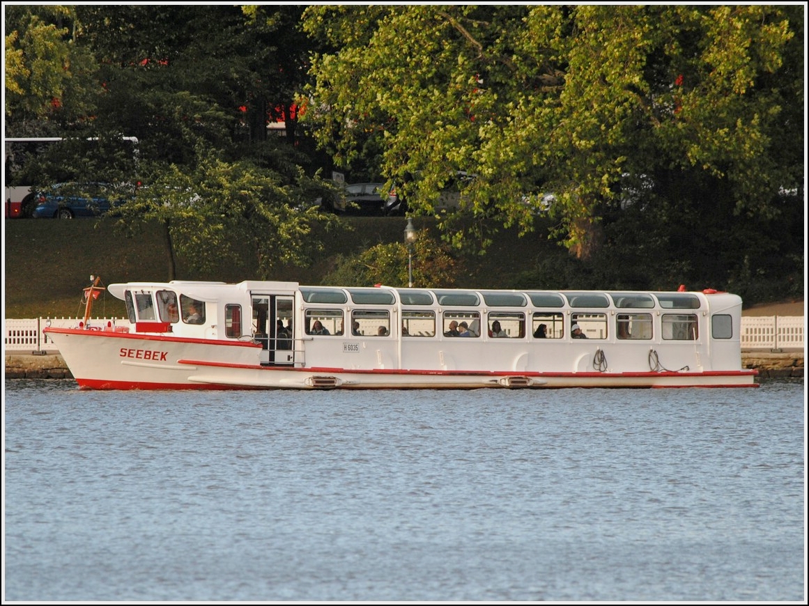 Personenschiff  SEEBECK  unterwegs auf der Innenalster, whrend einer Alsterrundfahrt in Hamburg am 17.09.2013. 