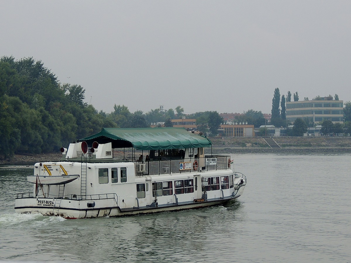 PEST-BUDA(Lnge:34m; Breite:7m)absolviert im Bereich der ungarischen Hauptstadt eine RundfahrT, 130827