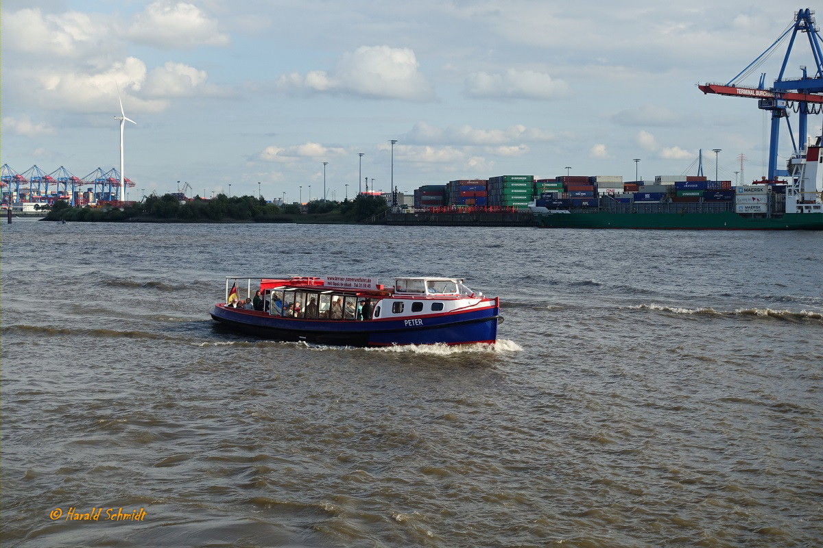 PETER (H 3071) am 7.9.2020, Hamburg, Elbe Höhe St. Pauli  /

Barkasse / Lüa 18,36 m, B 4,52 m, Tg 1,48 m / 230 PS / max. 109 Pass. / gebaut 1939 bei Bonne, Hamburg / Reederei Breuer  /
