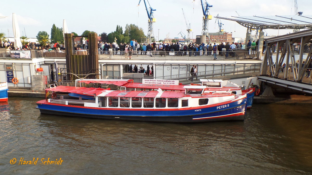 PETER II (H 3072) am 27.5.2016, Hamburg, Elbe, Hiterkannte Landungsbrücken / 
Rundfahrtbarkasse / Lüa 17,39 m, B 3,99 m, Tg 1,35 m / 1 Diesel, 107 kW (145 PS) / zugel. 115 Fahrgäste / gebaut 1936 bei Wulf, Hamburg /
