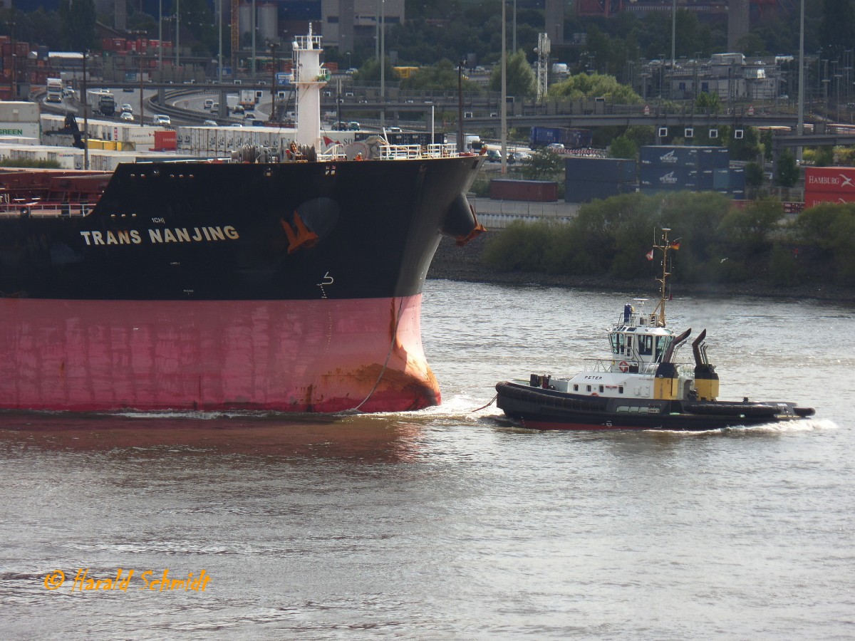 PETER (IMO 9445863) am 26.8.2014, Hamburg, bei der Assistenz des Bulk Carriers TRANS NANJING,  einscheren aus dem Köhlbrand in die Elbe, /
ASD-Schlepper, Damen ASD 2411 / BRZ 258 / Lüa 25,92 m, B 11,34 m, Tg 5,85 m / 2 Diesel, Caterpillar 3516B TA HD/D, 4.180 kW, 5.683 PS, zwei Azimuth) Rolls-Royce Aquamaster US 255, Propeller D = 2,6 m, 12,5 kn, Pfahlzug: 70,3 t / 2008 bei Damen Shipyard, Netherland (gebaut Haiphong, Vietnam) / Flagge: Deutschland, Heimathafen: Hamburg / Eigner: Petersen & Alpers, Hamburg / 
