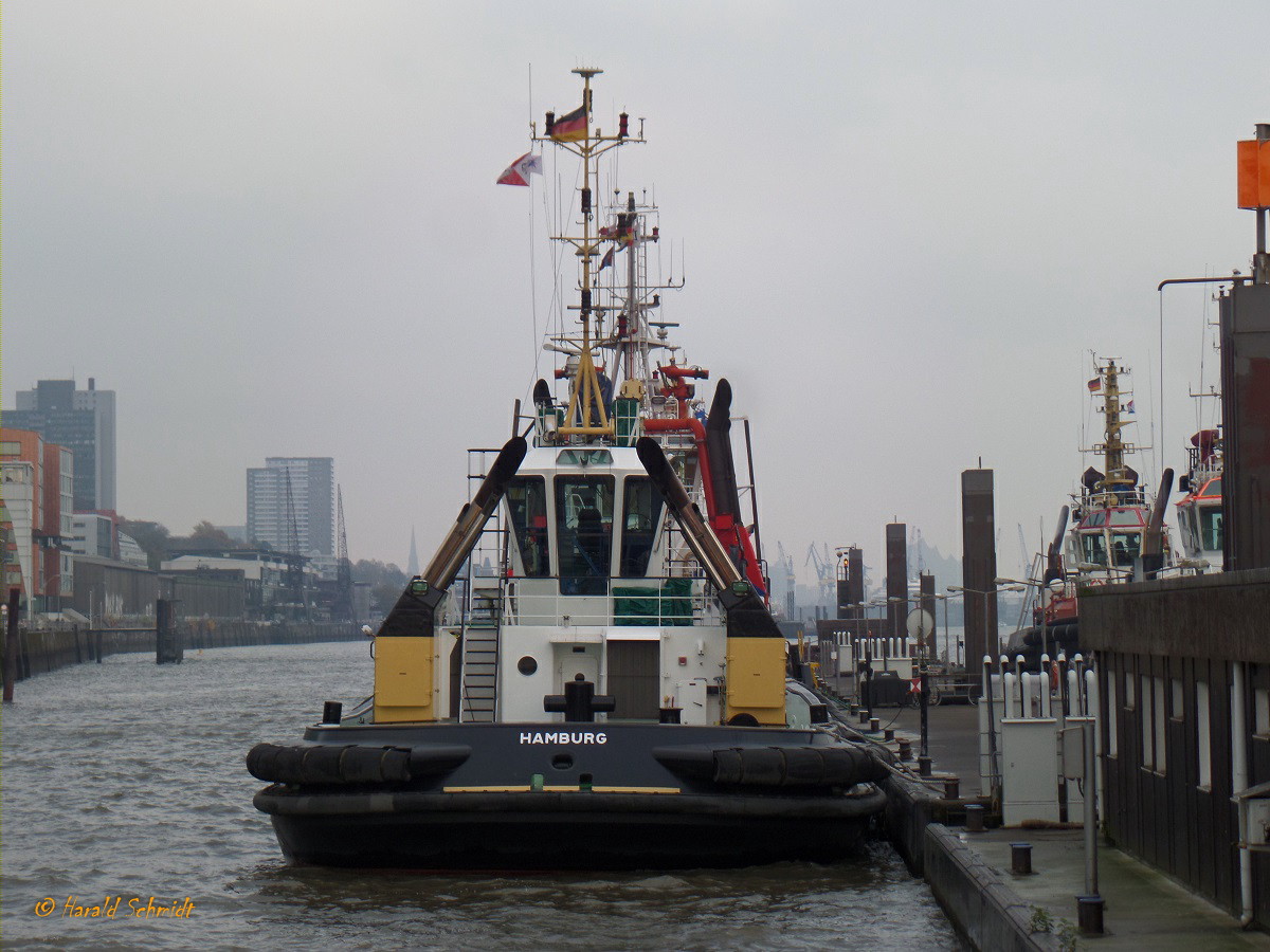 PETER (IMO 9445863) am 9.11.2018, Hamburg, Elbe Schlepperponton Neumühlen  /
ASD-Schlepper, Damen ASD 2411 / BRZ 258 / Lüa 25,92 m, B 11,34 m, Tg 5,85 m / 2 Diesel, Caterpillar 3516B TA HD/D, 4.180 kW, 5.683 PS, zwei Azimuth) Rolls-Royce Aquamaster US 255, Propeller D = 2,6 m, 12,5 kn, Pfahlzug: 70,3 t / 2008 bei Damen Shipyard, Netherland (gebaut Haiphong, Vietnam) / Flagge: Deutschland, Heimathafen: Hamburg / Eigner: Petersen & Alpers, Hamburg / 
