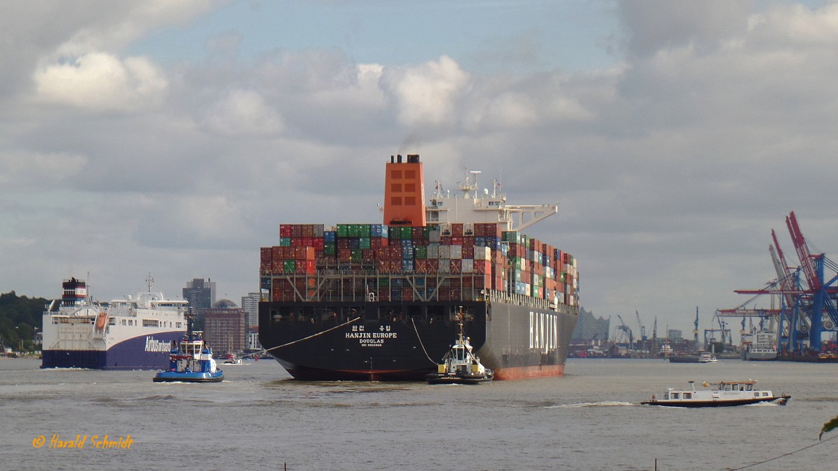 PETER (IMO 9445863) und FAIRPLAY X (IMO 9541681) am 8.9.2015, Hamburg, Elbe Höhe Bubendeyufer, als Heckschlepper an der HANJIN EUROPE mit einem Pfahlzug von ges. 140 t  /