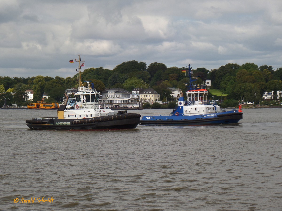 PETER (IMO 9445863) und FAIRPLAY X (IMO 9541681) am 8.9.2015, Hamburg, Elbe Höhe Bubendeyufer, als Heckschlepper an der HANJIN EUROPE mit einem Pfahlzug von ges. 140 t  /