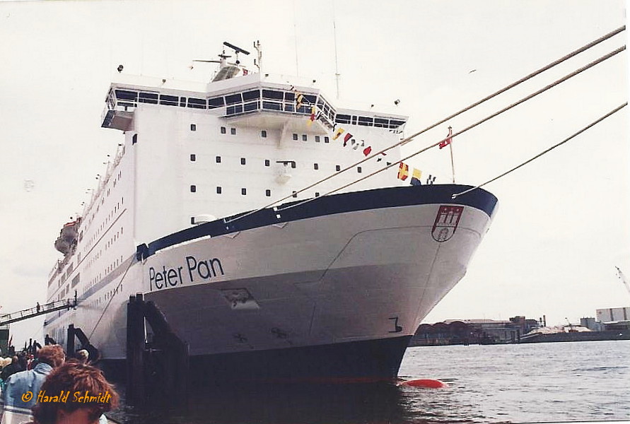 PETER PAN (2) (IMO 8502391) am 30.5.1986, Taufe und Indienststellung, Hamburg, Überseebrücke (scan vom Foto) /
RoRo-Fährschiff / BRZ 31356 / Lüa 161,53 m, B 28,2 m, Tg 6,21 m / 4 MaK-Diesel, ges. 19.570 kW (26.615 PS), 2 Propeller, 21 kn / 1600 Pass:  501 Kabinen, 450 PKW / gebaut  1986 bei Schichau Seebeckwerft , Bremerhaven für TT-Linie Hamburg / 1993 SPIRIT OF TASMANIA, Transport Tasmania, Hobart / 2002 SPIR, Fjord Line, Bergen, 2003 FJORD NORWAY / 2006 PRINCESS OF NORWAY, DFDS-Seaways, Kopenhagen, 2011 PRINCESS NORWAY  / Jan. 2016 in Fahrt /
