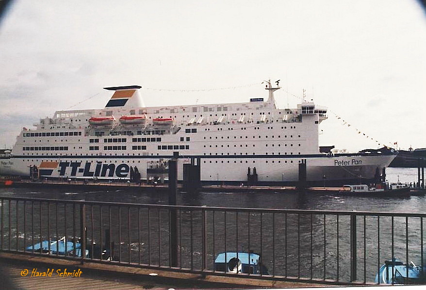 PETER PAN (2) (IMO 8502391) am 30.5.1986, Taufe und Indienststellung, Hamburg, Überseebrücke (scan vom Foto) /
RoRo-Fährschiff / BRZ 31356 / Lüa 161,53 m, B 28,2 m, Tg 6,21 m / 4 MaK-Diesel, ges. 19.570 kW (26.615 PS), 2 Propeller, 21 kn / 1600 Pass:  501 Kabinen, 450 PKW / gebaut  1986 bei Schichau Seebeckwerft , Bremerhaven für TT-Linie Hamburg / 1993 SPIRIT OF TASMANIA, Transport Tasmania, Hobart / 2002 SPIR, Fjord Line, Bergen, 2003 FJORD NORWAY / 2006 PRINCESS OF NORWAY, DFDS-Seaways, Kopenhagen, 2011 PRINCESS NORWAY  / Jan. 2016 in Fahrt /
