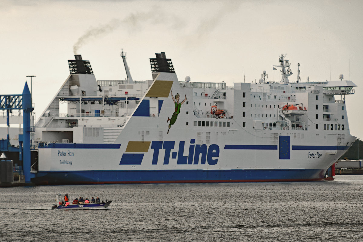 PETER PAN (IMO 8502391) am Skandinavienkai in Lübeck-Travemünde liegend. Aufnahme vom 29.07.2017. Das zur TT Line gehörende Schiff wird für die kommende Überfahrt nach Trelleborg / Schweden beladen.