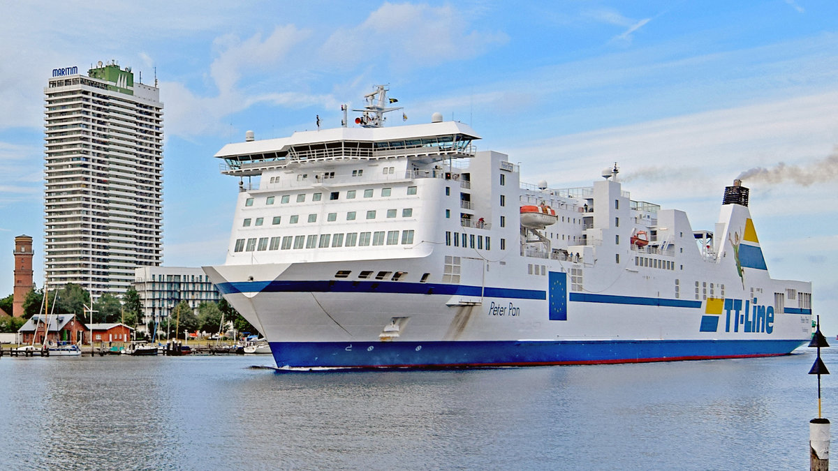 PETER PAN läuft am Abend des 24.06.2018 im Lübeck-Travemünde ein. Links im Bild: Alter Leuchtturm und Hotel MARITIM.