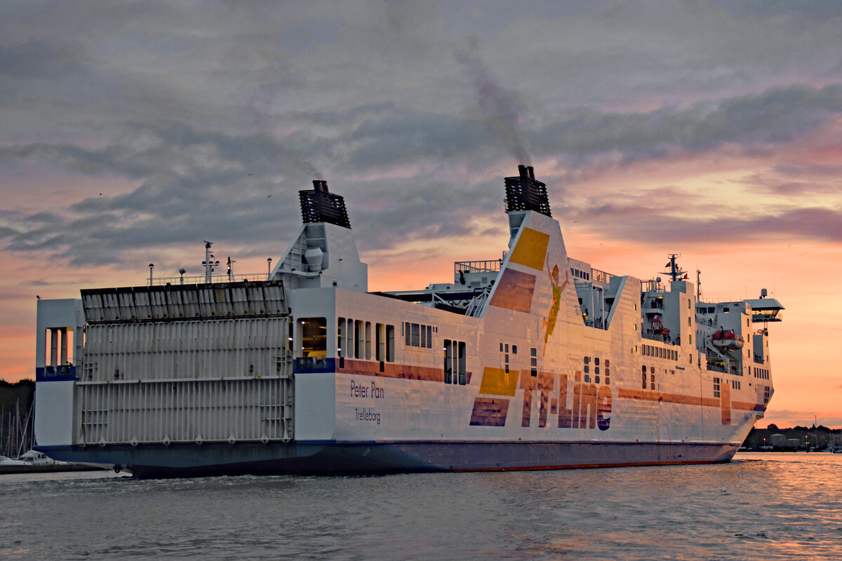 PETER PAN (TT-Line, IMO 9217242) am Abend des 27.08.2021 in Lübeck-Travemünde einlaufend