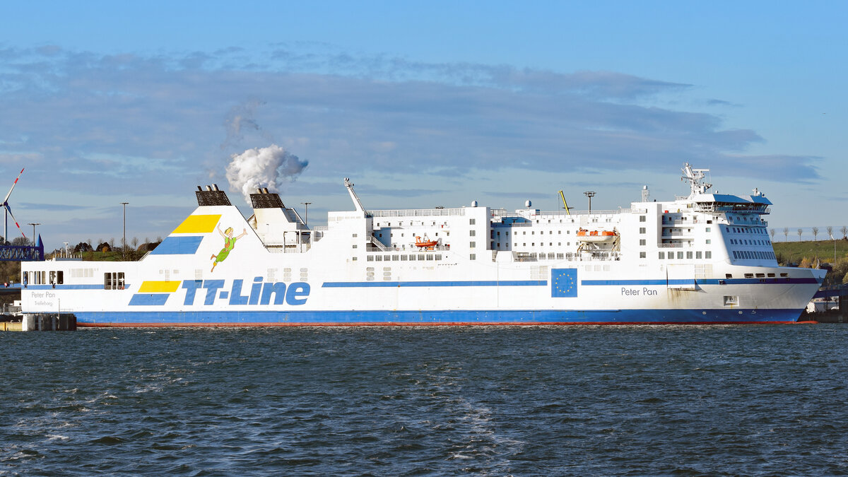 PETER PAN (TT-Line, IMO 9217242) am 18.11.2022 beim Skandinavienkai in Lübeck-Travemünde