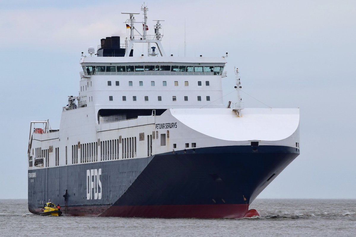 PETUNIA SEAWAYS , Ro-Ro Cargo , IMO 9259501 , Baujahr 2003 , 199.8 x 29.5 m , 15.03.2020 , Cuxhaven