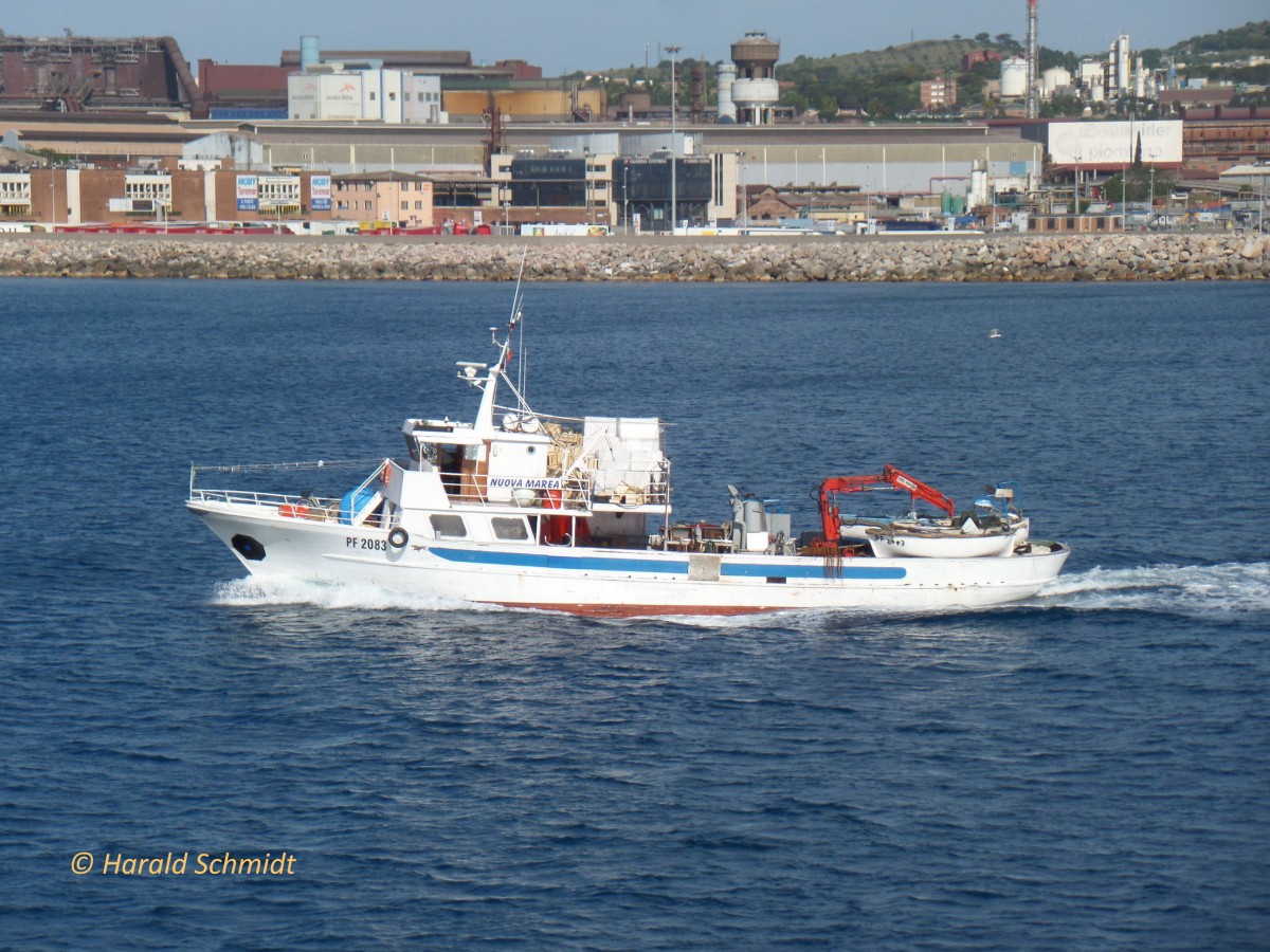 PF 2083 NUOVA MAREA am 16.5.2014 vor Piombino, Toskana, Italien /
Fischerboot / 28 x 6 m
