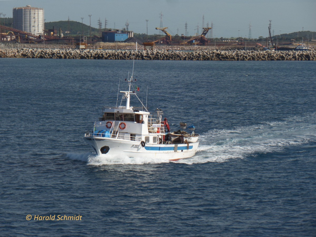 PF 2083 NUOVA MAREA am 16.5.2014 vor Piombino, Toskana, Italien /
Fischerboot / 28 x 6 m
