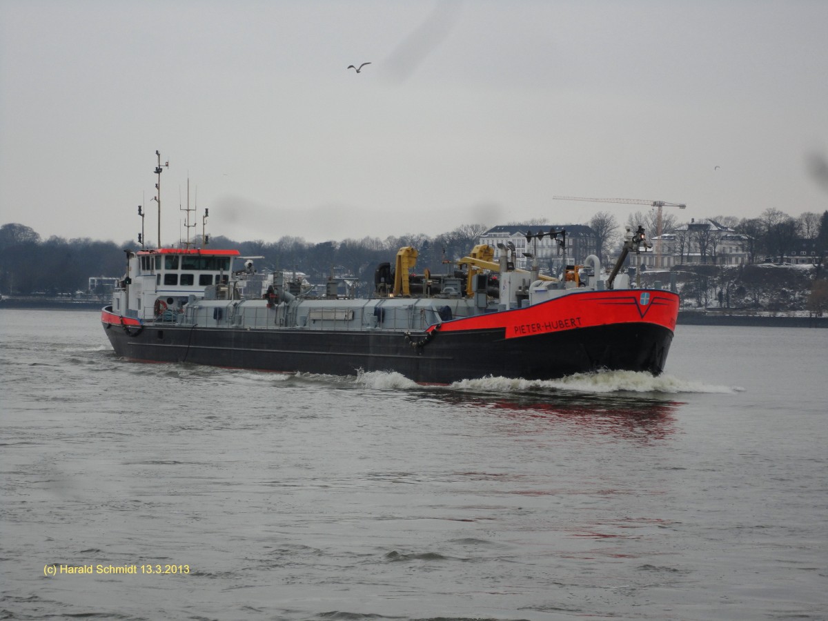 PIETER HUBERT (ENI 02103632) am 13.3.2013, Hamburg, Khlfleet /
Saugrohrbaggerschiff / La 72,11 m, B 9,2 m, Tg max. 3,4 m / 1 Caterpillar 1119 kw, 9 kn / Baggertiefe: max. 22 m, Saugrohrdurchmesser: 0,5m /  erbaut 1962 BEI   Bijker Gorinchem, NL  / Eigner:  Van Der Kamp Internationale Dredging BV, Heimathafen: Zwolle (NL), Flagge: NL /
