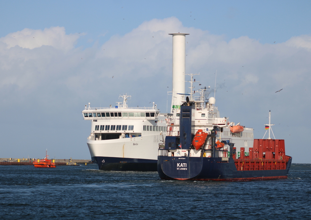 Pilot Boot Klaashahn,Scandlines Fähre Berlin und Kati am 14.10.2023 in Warnemünde.