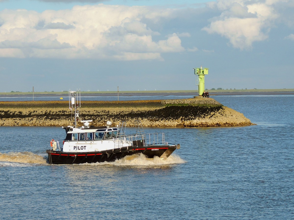 Pilot IZURDIA (MMSI:211644150; L=14; B=4mtr) flitzt bei Emden seiner nächsten Aufgabe entgegen; 150616