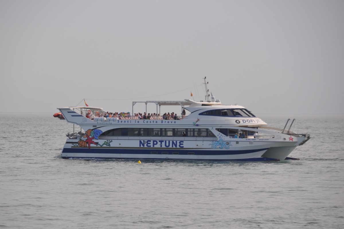 PINEDA DE MAR (Provinz Barcelona), 08.06.2015, Fahrgastschiff Neptune kurz vor dem Anlegen in Pineda de Mar