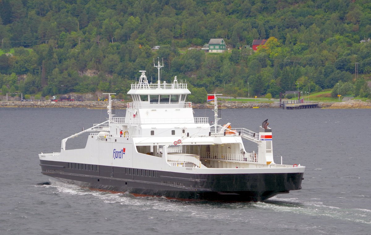 PKW-LKW und Passagierfähre Norangsfjord am 06.09.16 an der Zufahrt zum Geirangerfjord