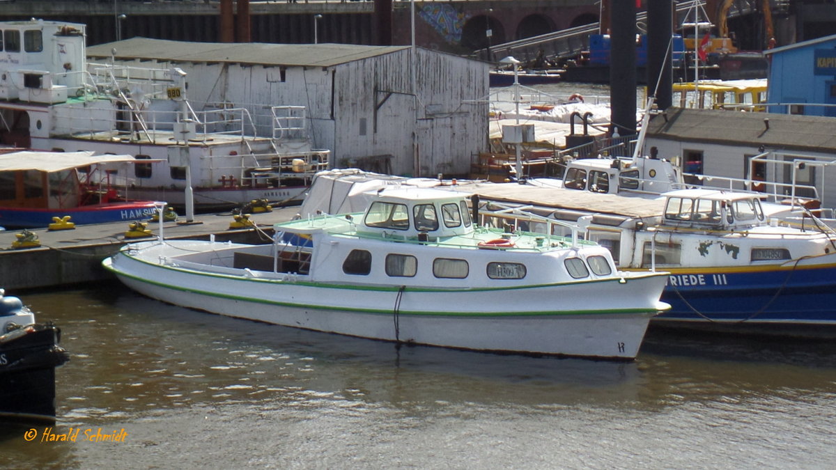 PLUMMSLUCKER 004 am 3.5.2016, Hamburg, Binnenhafen, Prüsse Ponton  /

ex SCHNEIDER BÖCK (1966-1966), Hadag - JOLLENFÜHRER 5 (1966-1976) Hadag -  CREMON V (1976-1983) Max Jens – HH - PLUMMSLUCKER (1983-???) H. Mehrkens, Jork /
Barkasse / Lüa 16,23 m, B 4,45 m, Tg 1,5 m / 90 PS / 50 Fahrgäste / 1966 bei Garbers, Umbau 1986 und 1990 / Eigner: Kapitän Prüsse, Hamburg /
