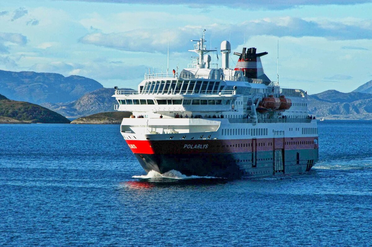POLARLYS (Passagier-/RoRo-Frachtschiff, IMO: 9107796) der Reederei Hurtigruten, nordgehend (zwischen Ørnes und Nesna, 30.08.2006, fotografiert von Bord der KONG HARALD).