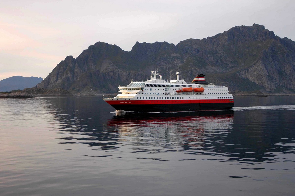 POLARLYS (Passagier-/RoRo-Frachtschiff, Norwegen, IMO: 9107796) der Reederei Hurtigruten, sdgehend  (zwischen Henningsvr und Svolvr, 24.08.2006, fotografiert von Bord der KONG HARALD).