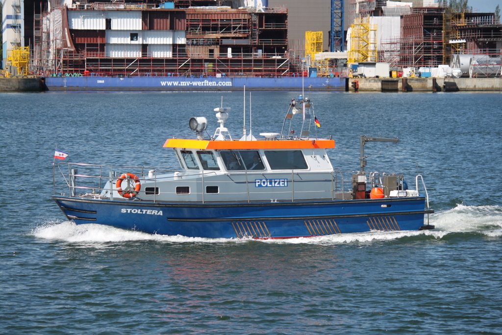 Polizei Boot Stoltera auf Streifenfahrt im Rostocker Hafenrevier bei Warnemünde.05.05.2019