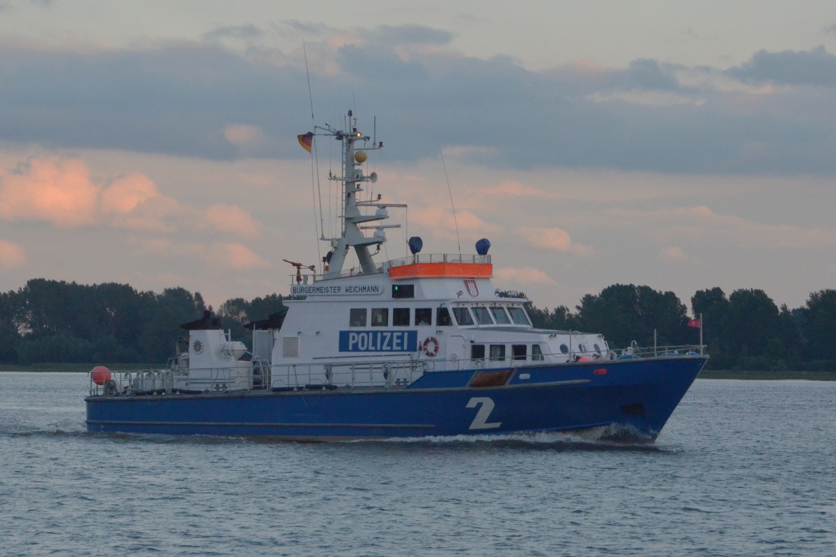 Polizeiboot 2 ,, Brgermeister Weichmann‘‘ der Hamburger Wasserschutzpolizei, IMO: 9100047, am 060.06.2014 vor dem Willkomm Hft beobachtet. Baujahr 1995, Geschwindigkeit: 23,5kn.