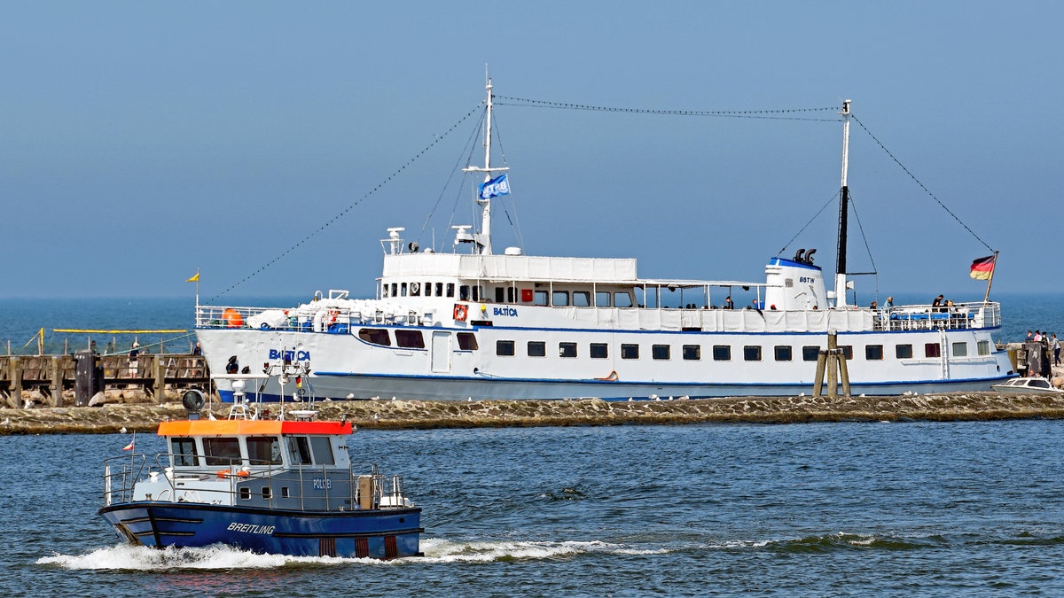 Polizeiboot BREITLING im Hafen von Rostock-Warnemünde. Im Hintergrund das Fahrgastschiff BALTICA