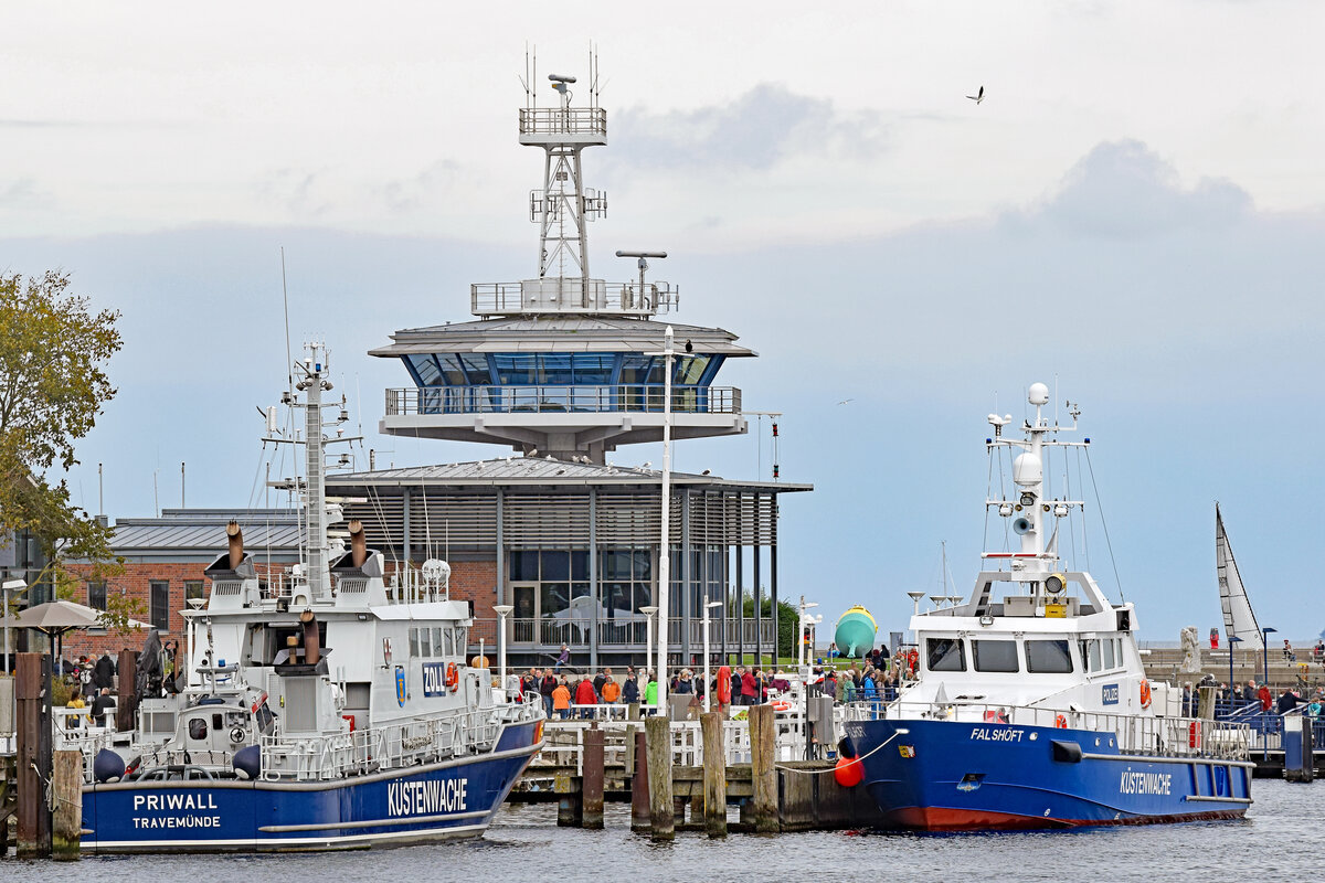 Polizeiboot FALSHÖFT und Zollboot PRIWALL am 02.10.2021 im Hafen von Lübeck-Travemünde