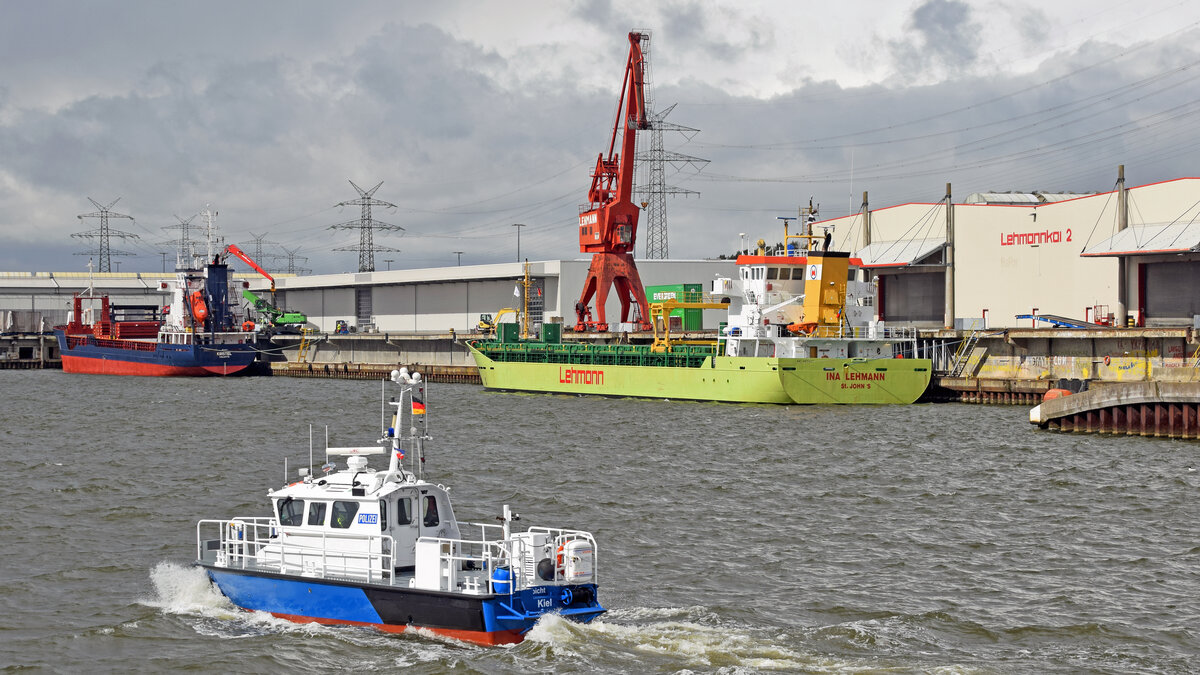 Polizeiboot HABICHT am 09.04.2022 auf Streifenfahrt im Lübecker Hafen, hier auf Höhe Lehmannkai 2