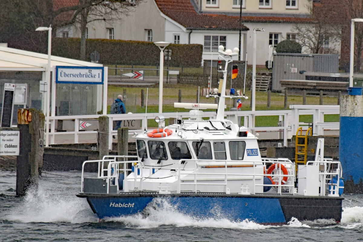 Polizeiboot HABICHT am 13.01.2023 im Hafen von Lübeck-Travemünde