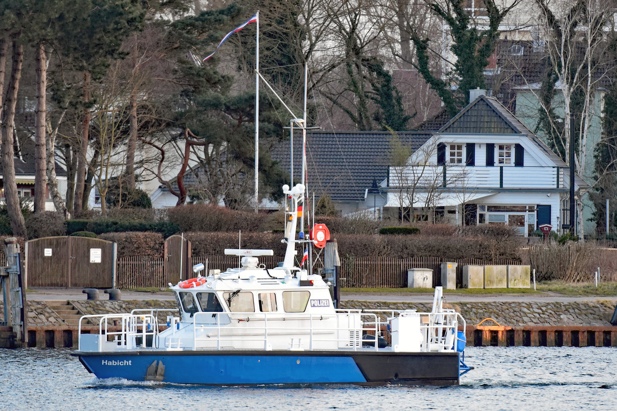 Polizeiboot HABICHT am 14.03.2021 im Hafen von Lübeck-Travemünde