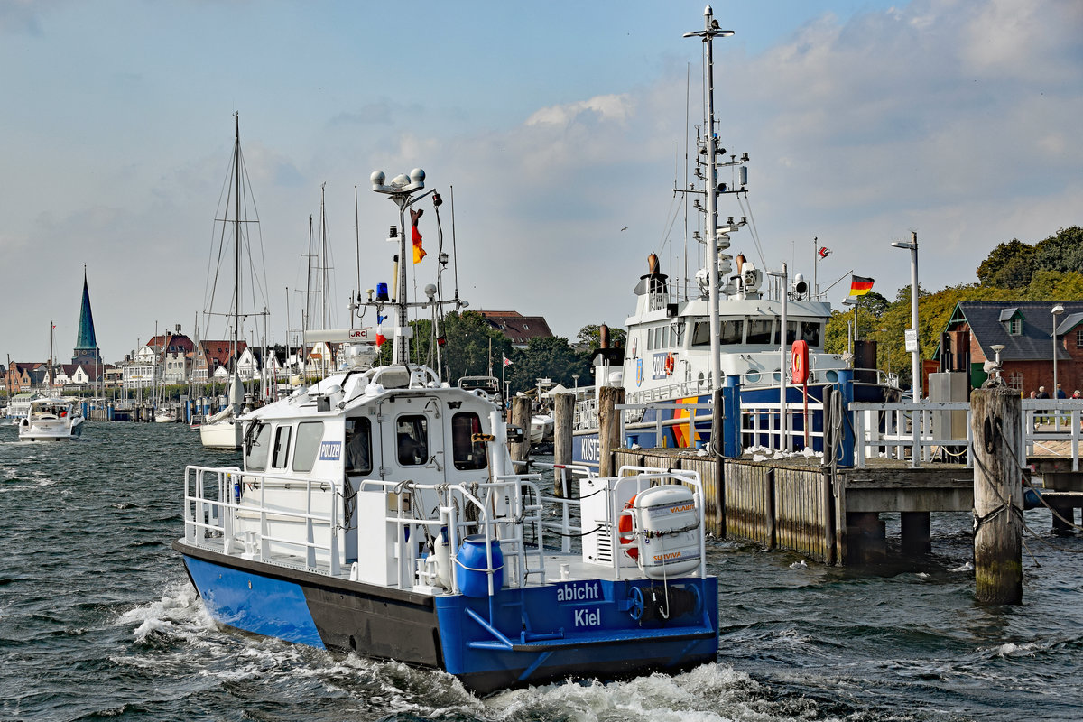 Polizeiboot HABICHT im Hafen von Lübeck-Travemünde. Rechts im Bild: Zollboot PRIWALL