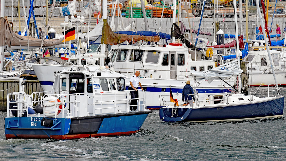 Polizeiboot HABICHT und Segelboot ECLIPSE am 4.8.2019 in Lübeck-Travemünde