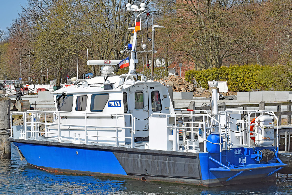 Polizeiboot HABICHT der WSP Schleswig-Holstein am 17.04.2021 im Hafen von Lübeck-Travemünde