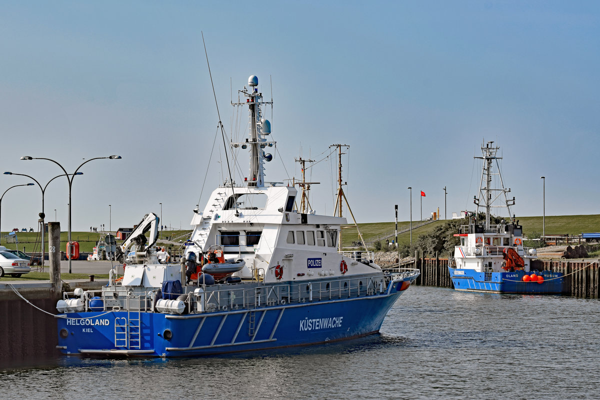 Polizeiboot HELGOLAND (Baujahr 2014, Fassmer-Werft) im Hafen von Büsum am 29.08.2017. Im Hintergrund ist das zur Küstenwache gehörende Schiff OLAND zu sehen.


    Länge über alles: 34,20 m

    Länge der CWL: 33,10 m

    Breite über alles: 7,20 m

    Seitenhöhe: 3,60 m

    Tiefgang maximal: 1,60 m

    Antriebsleistung: 2x 1440 kW

    Geschwindigkeit: 25 kn

    Klasse: GL+100 A5 E RSA(50) HSDE Patrol Boat (+) MC AUT

    Motorisierung: 2x MTU 16V 2000 M 72

    Getriebe: 2x ZF 4540 A

    Tochterboot: Köser Marine RC 5.3 Professional

    Bereitschaftsboot: Köser Marine AVON Searider 5,4M Commercial; Suzuki DF 60

    Baukosten: 7,4 Mill. Euro
