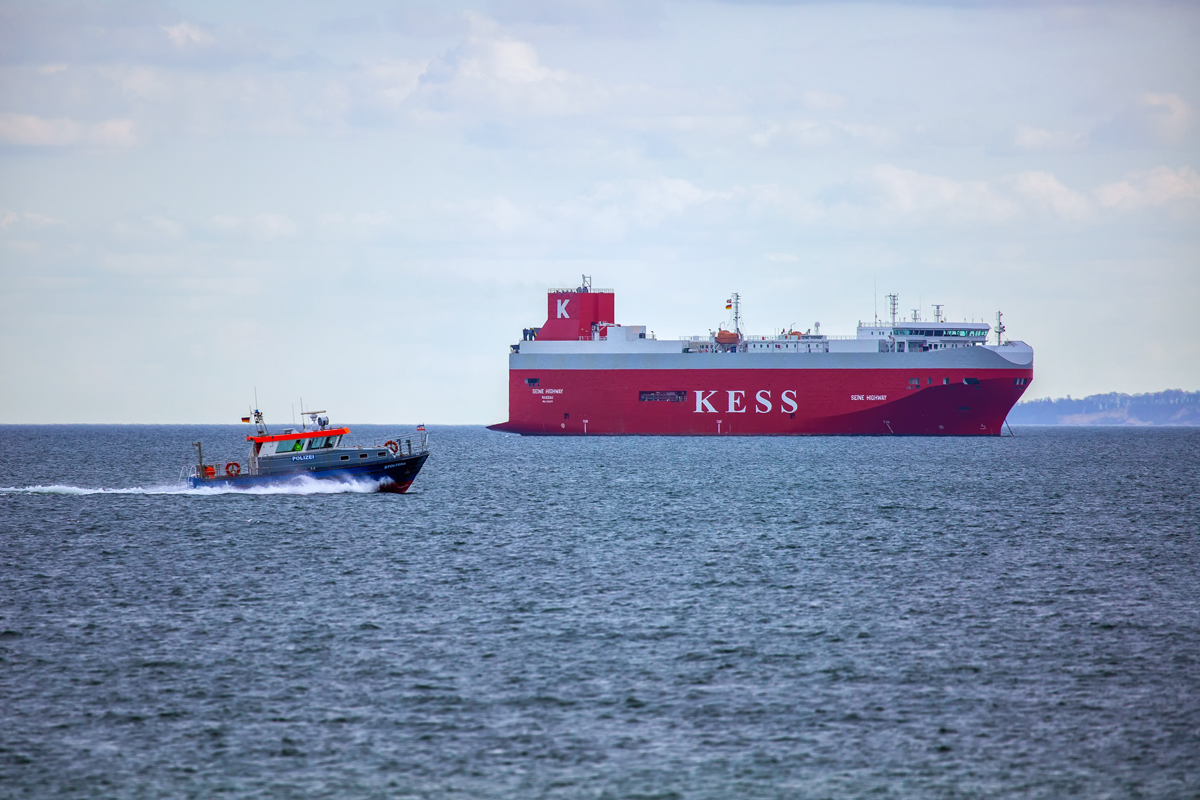 Polizeiboot Stoltera auf Höhe des Fahrzeugtransporters Seine Highway (IMO 9316311) vor Sassnitz. - 04.04.2020