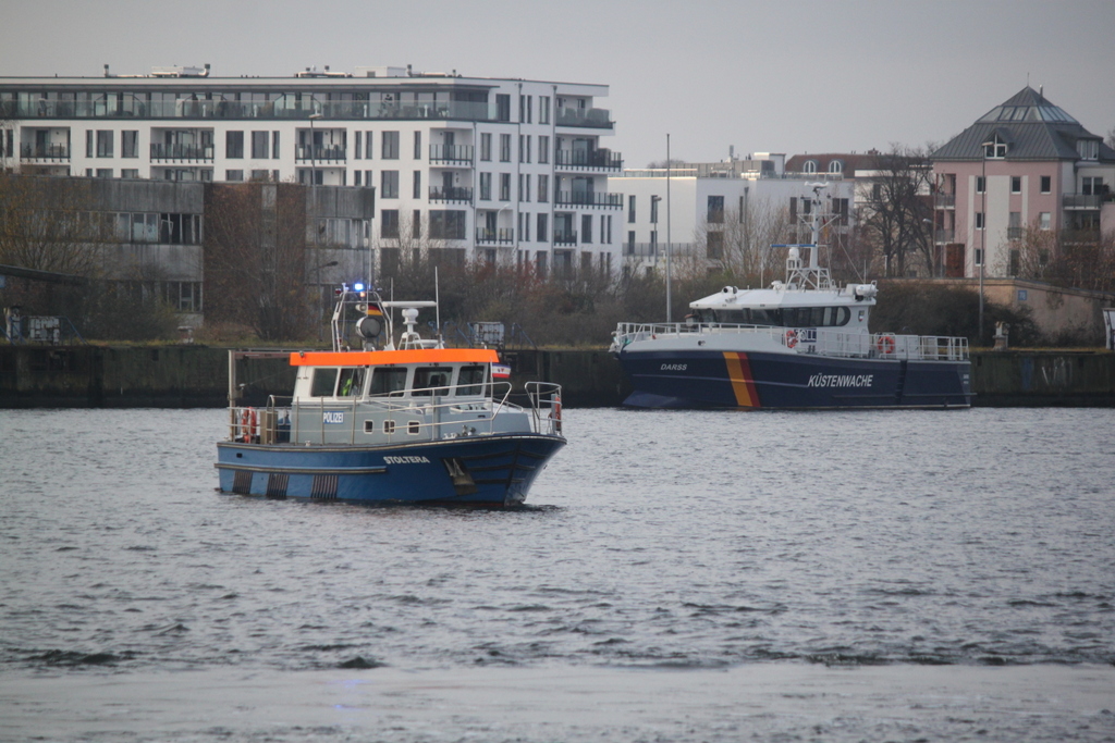 Polizeiboot Stoltera und das Zollboot Darss am Nachmittag des 22.11.2019 in Warnemünde.