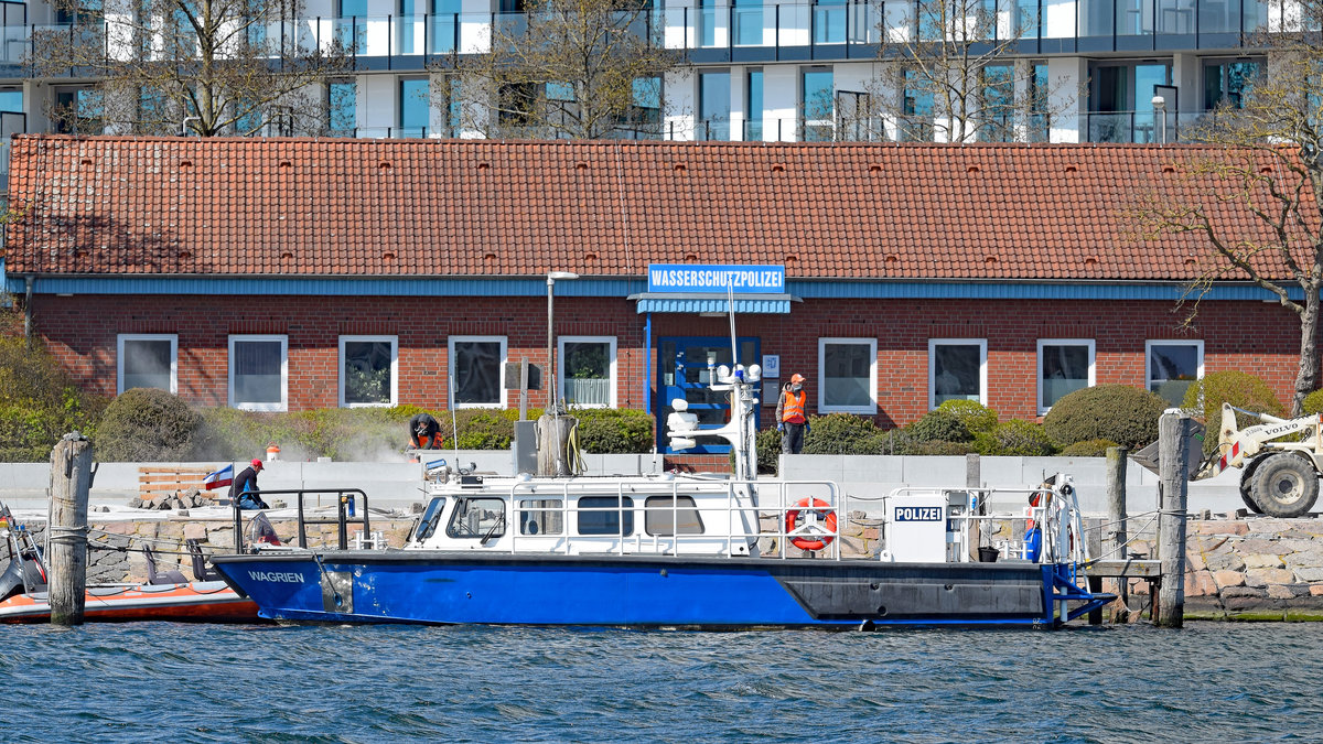 Polizeiboot WAGRIEN am 27.4.2021 vor der Station der Wasserschutzpolizei Lübeck-Travemünde