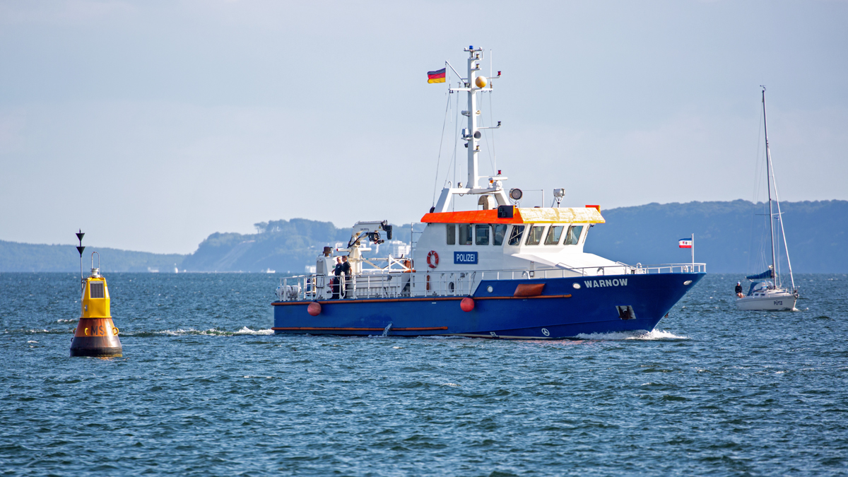 Polizeiboot Warnow an der Hafeneinfahrt in Sassnitz. - 11.08.2021
