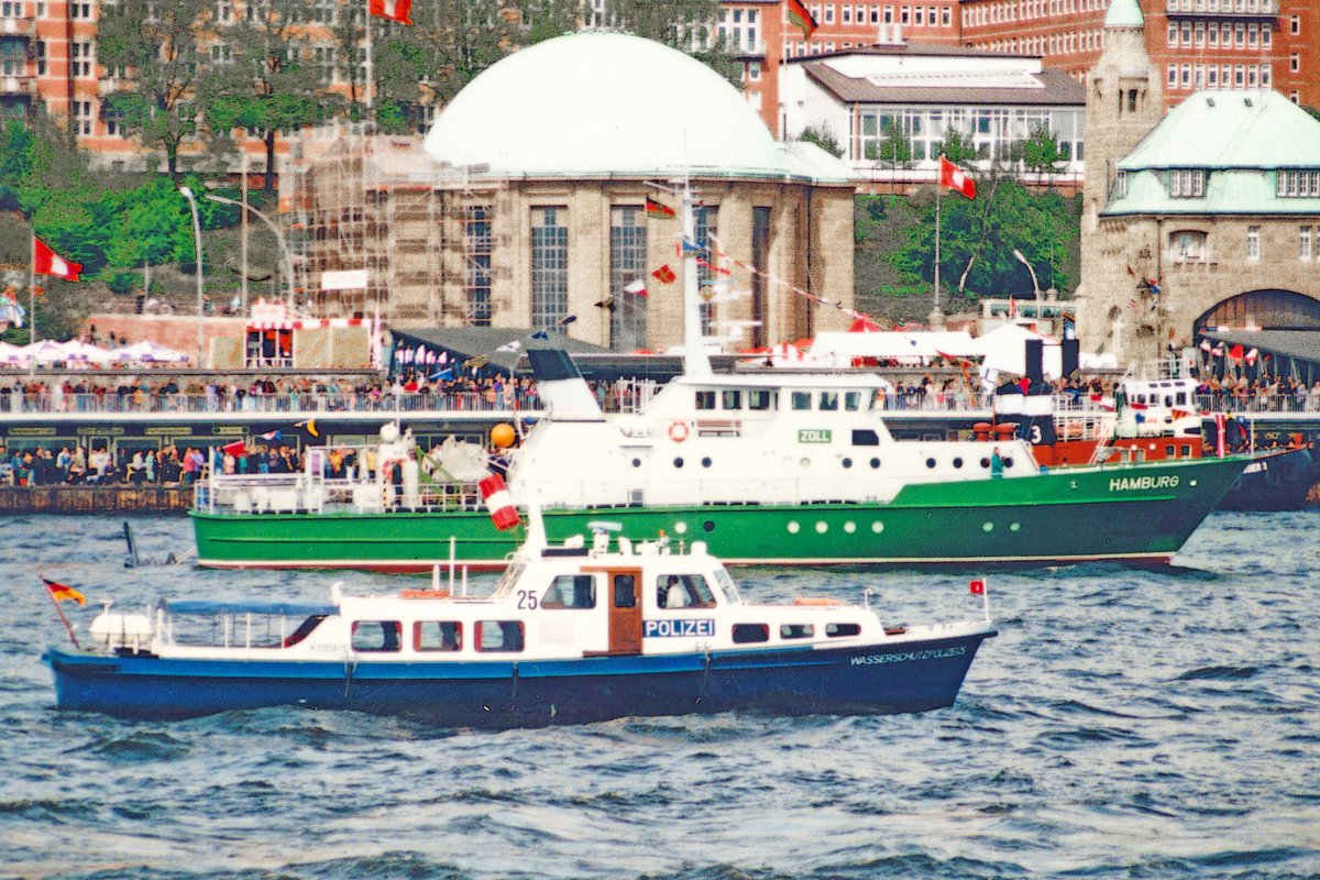 Polizeiboot WS25 und Zollboot HAMBURG bei den Landungsbrücken in Hamburg. Anfang der 1990er-Jahre, vermutlich Mai 1992. 